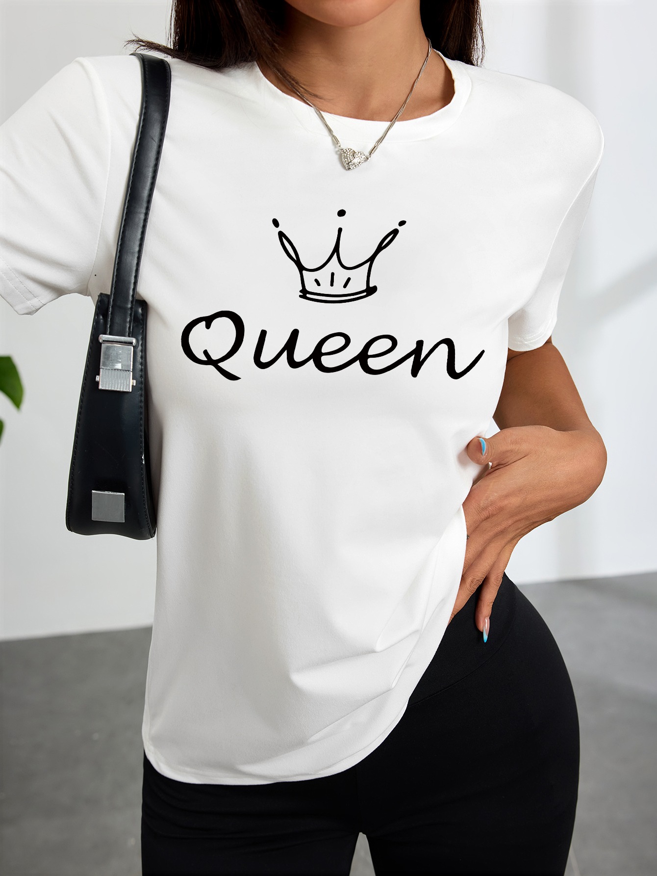 Camiseta Branca Feminina com E - Queen Street Fashion avaliação e preço